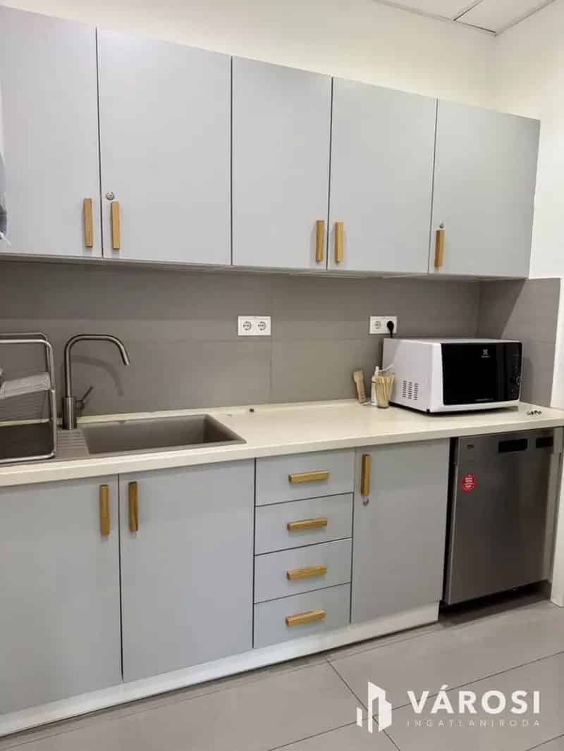Modern 300 m² Debreceni Iroda Belváros Közelében