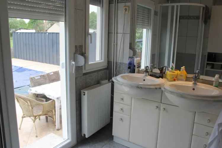 130 m2 4 szobás családi ház Újkéren medence és kerttel