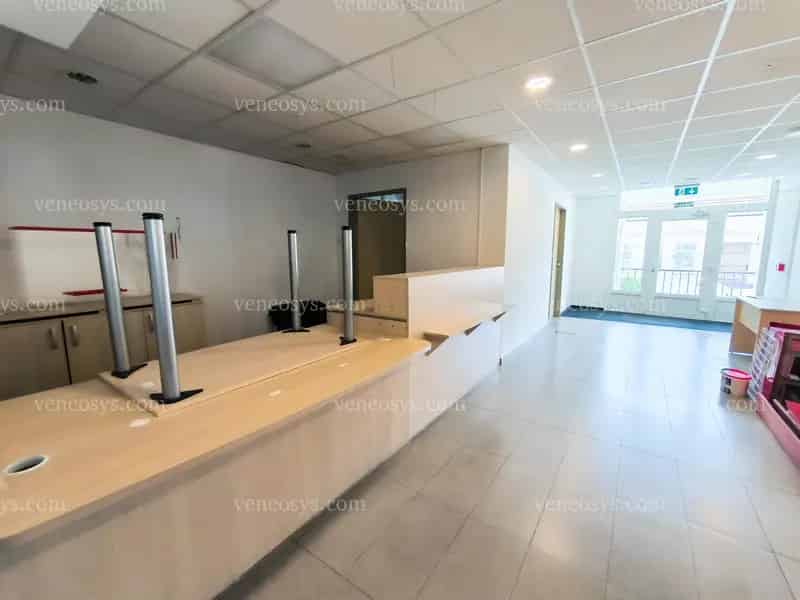 Paks belváros üzlethelyiség iroda kiadó 190 m2