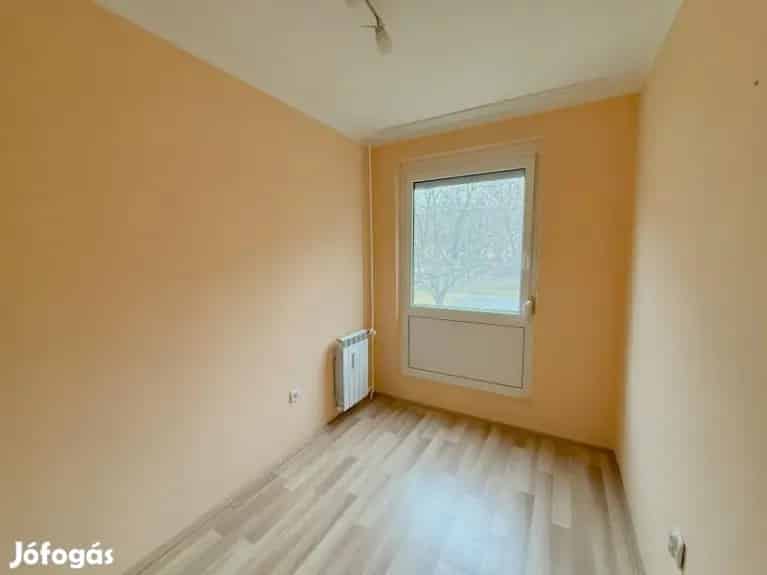 Eladó felújított 2 szobás panel lakás Pécsen