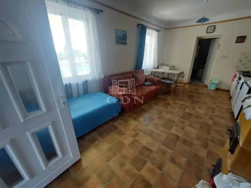 Balatonmáriafürdőhöz közeli 5 szobás nyaraló eladó medencével