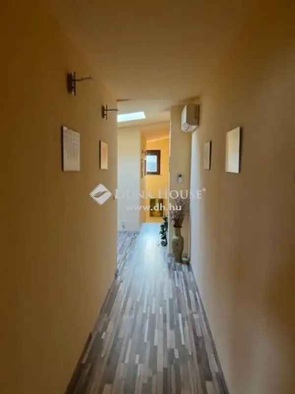 260 nm-es kétszintes családi ház eladó