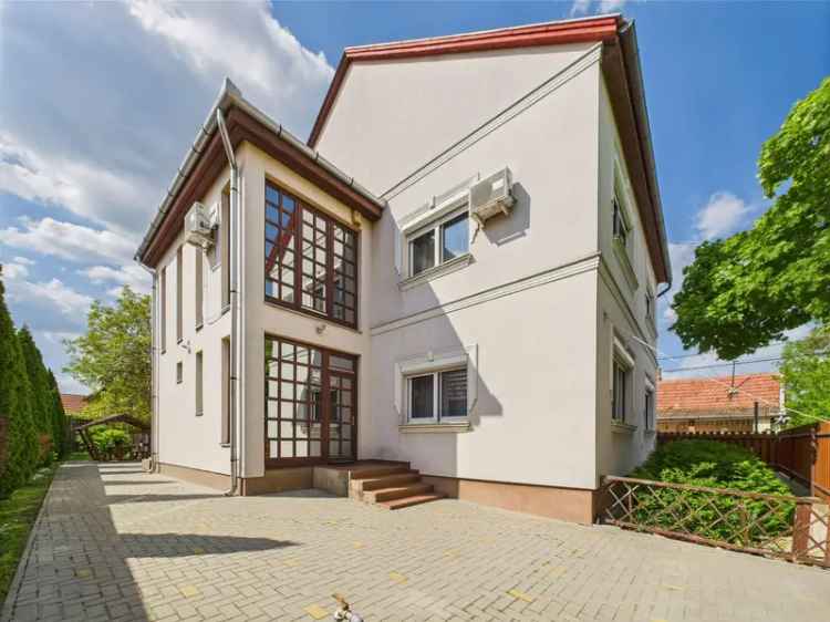 Kétgenerációs családi ház eladó Jászberényben