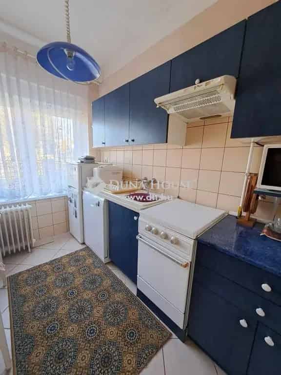 Pécs csendes részén eladó tágas családi ház