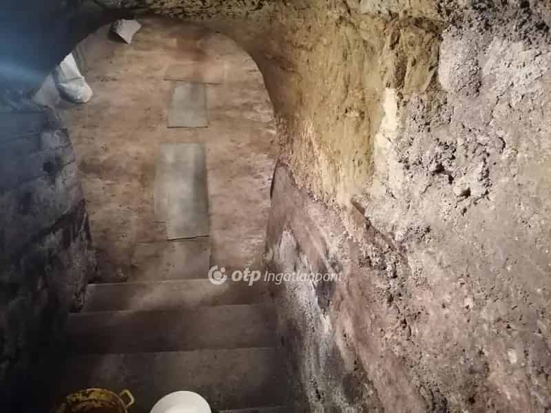 Avasi Borospince Eladó - 20x4m - Vállalkozásra Alkalmas