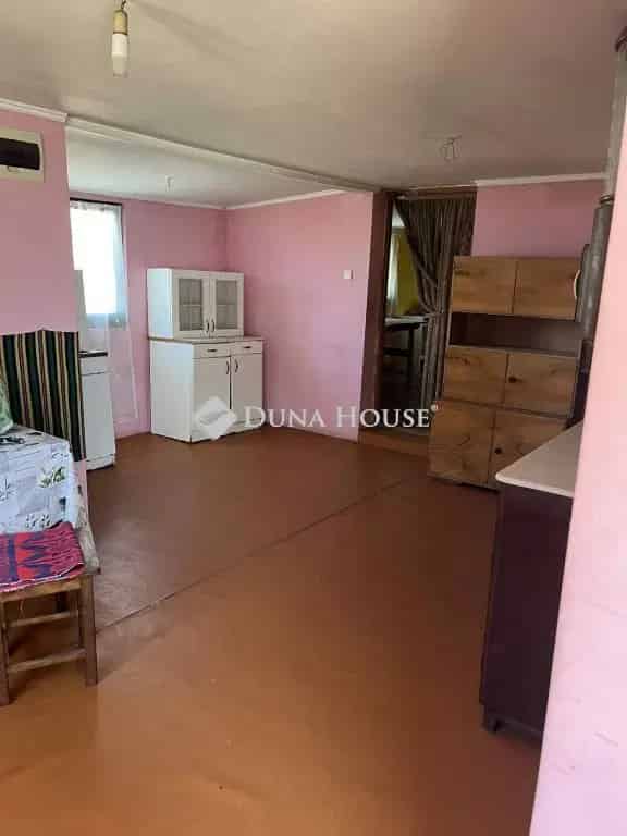 Zártkert eladó Nagykőrösön - 9502 m2, fóliasátrak, lakható épület