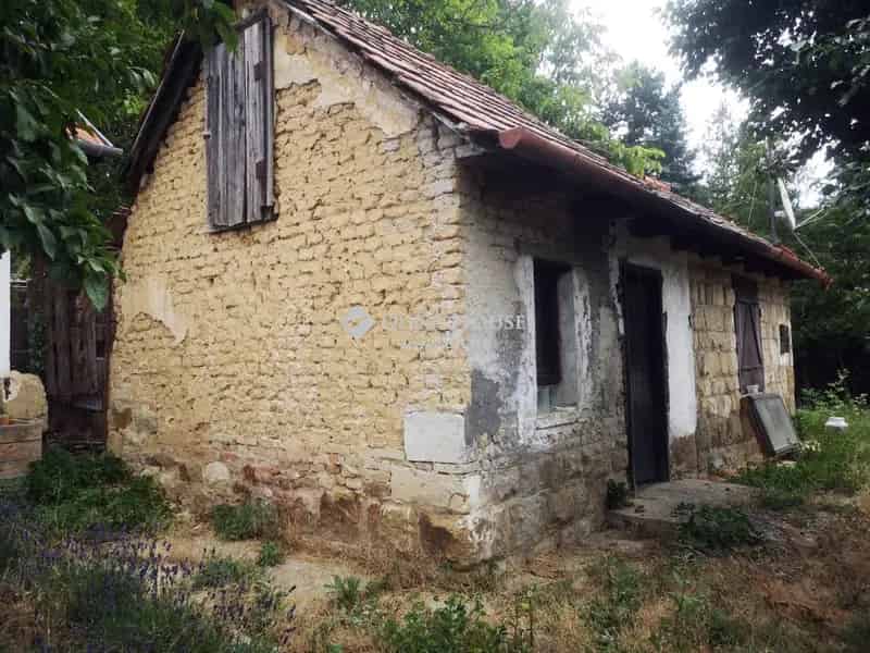 Budakeszi csendes telek eladó 269 nm házikóval