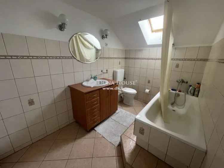 Tata Hamari D utca 3 szintes sorház eladó