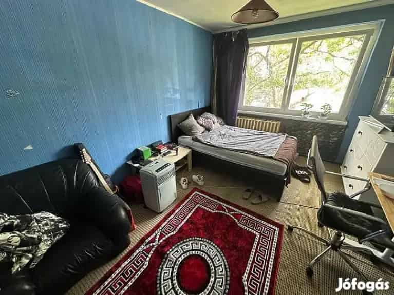 Irodának alkalmas panellakás eladó Újpesten