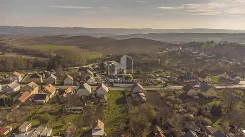 861 m2-es építési telek eladó Csetényben - Bakony
