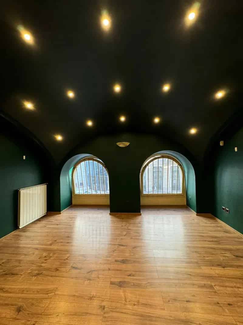 Belső kétszintes üzlethelyiség kiadó - 135 m2