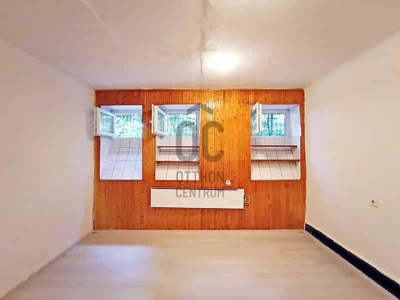 XIV kerulet 45m2 2 szobas szuteren lakas 22m2 taroloval elado