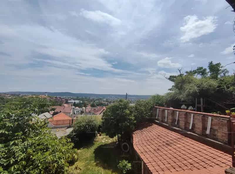 Egyedi 3 szintes családi ház Kőhegyen panorámával