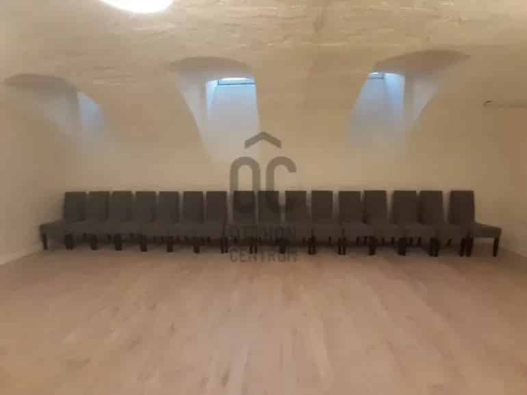 Üzleti célú Kiadó , Budapest, Közép-Magyarország