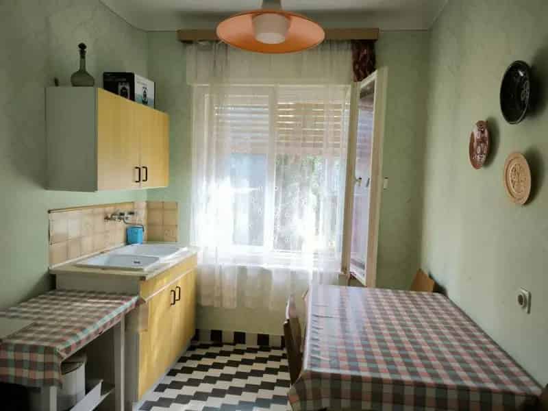 Hévízi felújítandó ikerházfél kerttel és garázzsal
