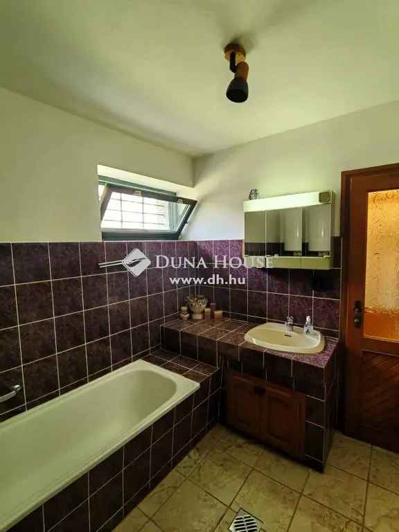 120m2-es családi ház 25 ha-on Pakstól 13km-re