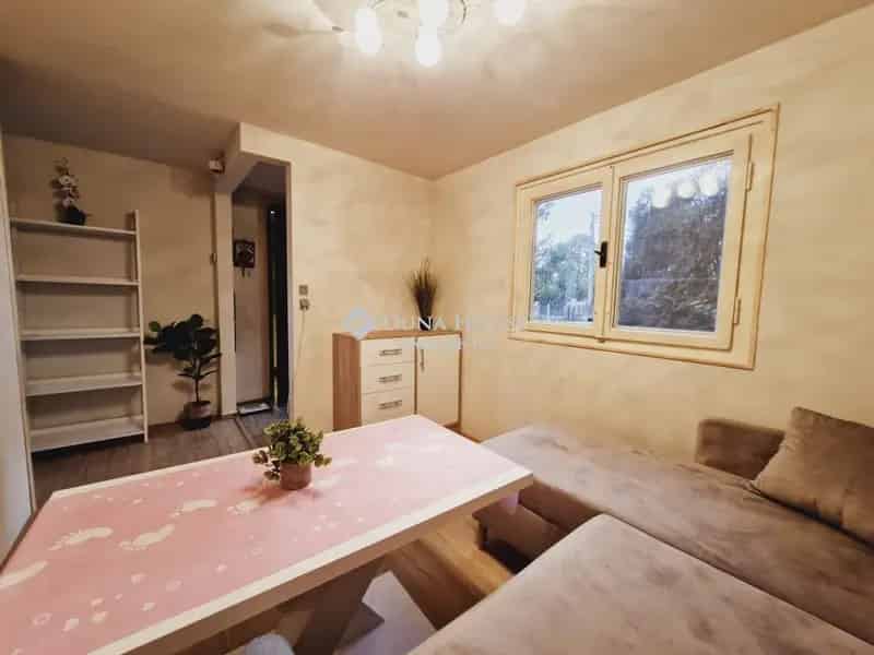 Komáromi hétvégi ház eladó - 592m² telek - felújított faház