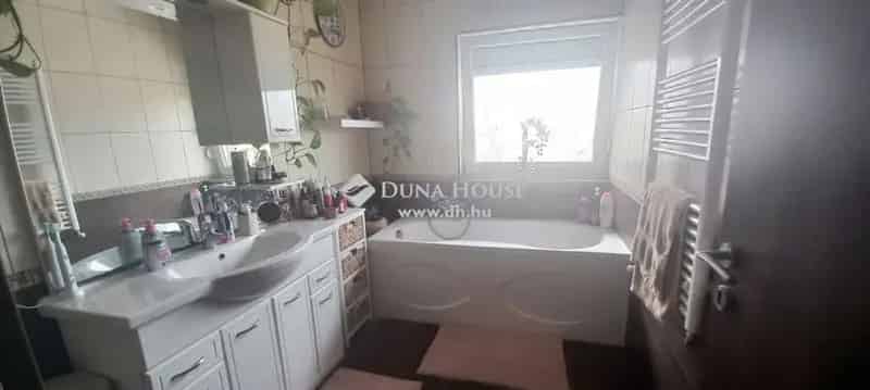 Pomáz panorámás családi ház eladó jacuzzival és napelemekkel