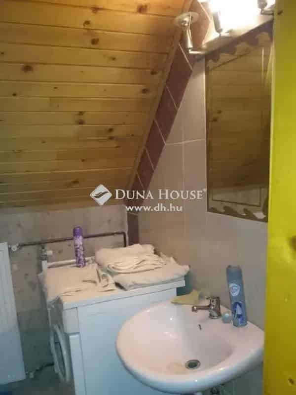 237 m2-es 6 hálószobás családi ház wellness-szel XV kerületben