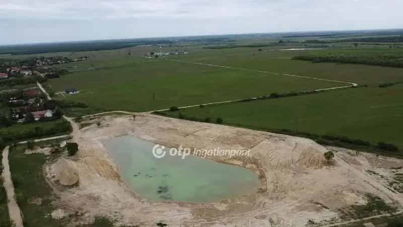 Befektetés Csapodon: Eladó mesterséges tó telekkel