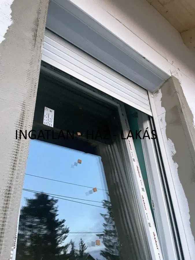Erdőkertes ikerházfél eladó 4 hálószobával 1610 nm telekkel