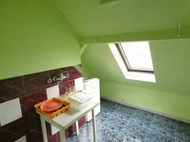 Siófoki családi ház eladó - 8 szobás, kertvárosi, Balaton közel