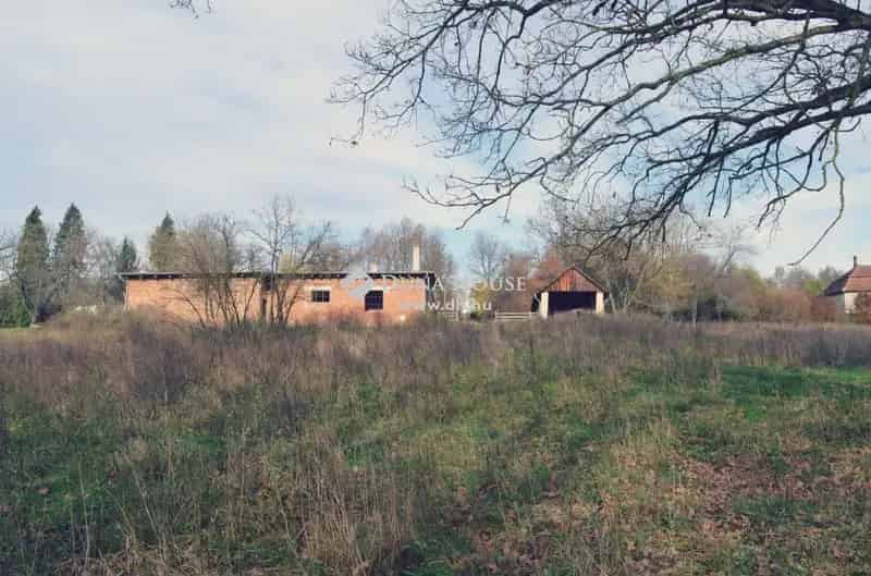 Kercaszomoron 3823 m2-es telek eladó ipari épületekkel