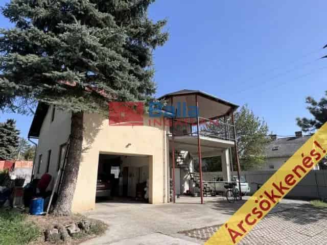 Eladó telephely Pócsmegyeren 144 m² 3 szoba
