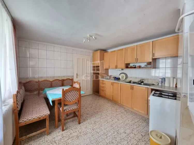 Székesfehérvár 4 szobás családi ház 5 garázzsal eladó