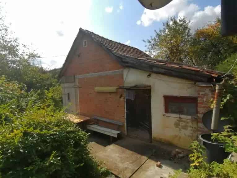 Komló Cseresznyák - 1463 m2-es telek házzal és melléképületekkel