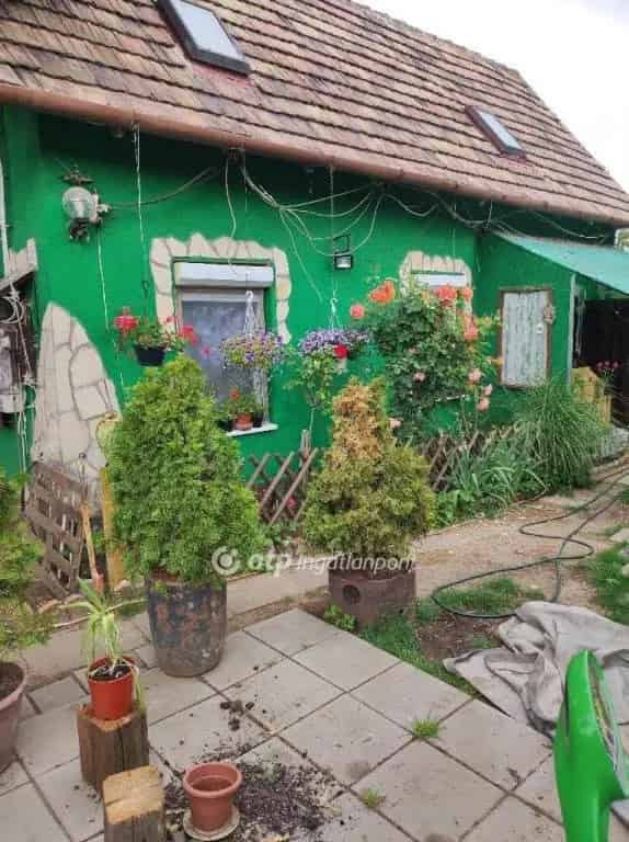 60 m2-es ház eladó Tatabányán 776 m2-es telekkel