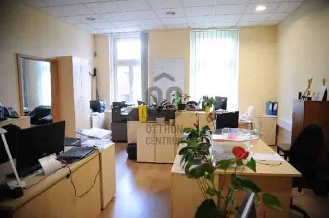1206 m2-es Újjáépített Irodaház III Kerületben Jó Közlekedéssel