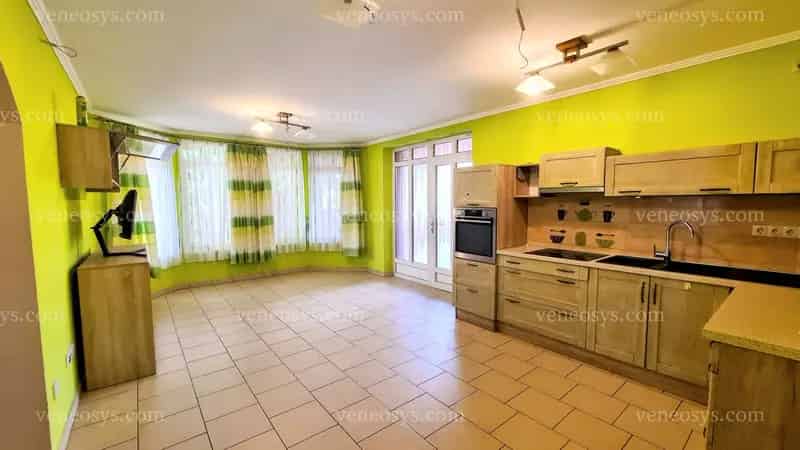 Ha nagy házat keres, ami újszerű is, akkor itt a remek lehetőség Pakson!